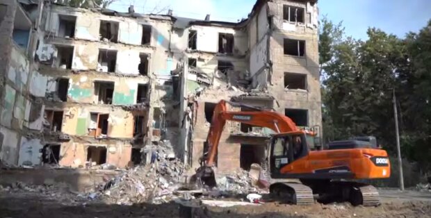 У Шевченківському районі Києва, на місці удару російської ракети, тривають роботи з ліквідації наслідків