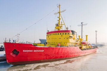 Окупанти обстріляли криголам у порту Маріуполя: є загиблий