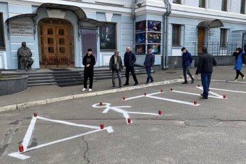 У Києві вшанували пам'ять загиблих у Маріупольському драмтеатрі