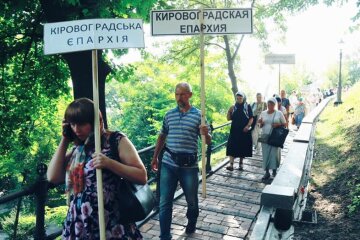 З дітьми і без масок: з’явилися фото хресної ходи у Києві