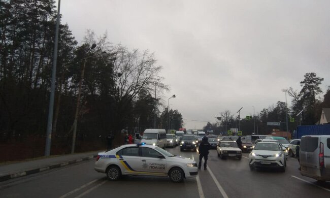 Жителі Києва хочуть виїхати, щоб убезпечити свої сім’ї – по дорогах величезні пробки