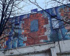 Був Ілліч, став “синій квадрат Малевича”: на проспекті Науки на стіні замалювали лице Леніна