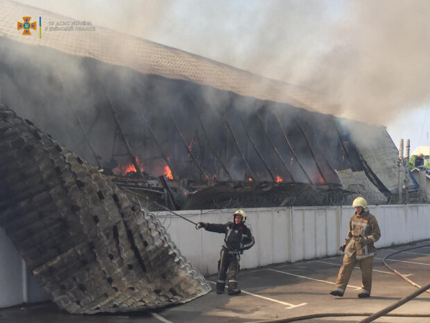 Під Києвом спалахнула масштабна пожежа на підприємстві (відео)