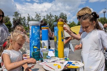 Розмальовані дітками гільзи від артснарядів у Бучі поїдуть на аукціон до Швейцарії