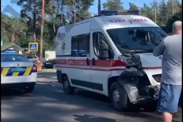 Везла дитину, врятовану від утоплення: у швидку допомогу врізався джип (відео)