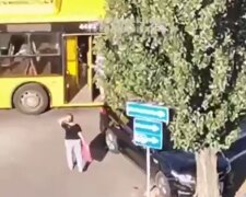 Серйозна ДТП у Києві - тролейбус підрізав легковик, який влетів у дерево