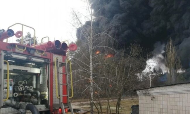 Російські загарбники вдарили по Чернігову: палає нафтобаза