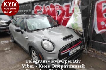 Київ накрив штормовий вітер: зірваний рекламний щит розбив авто, обірвані ЛЕП