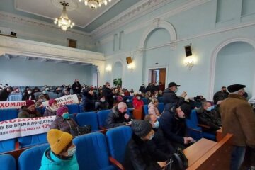 У Житомирі протестувальники увірвались в облраду, вимагають знизити ціну на газ (відео)