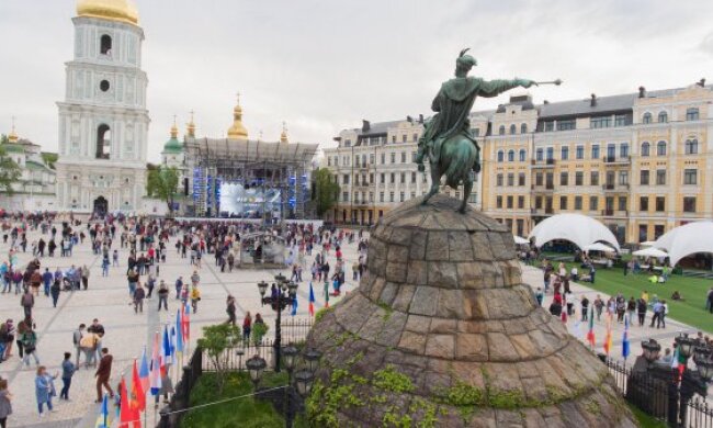 Треба продовжувати будувати демократичну Україну: ЄБРР дав пораду новій владі