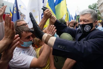 Я йду до цих нечестивців: Порошенко прийшов на допит до ДБР (відео)