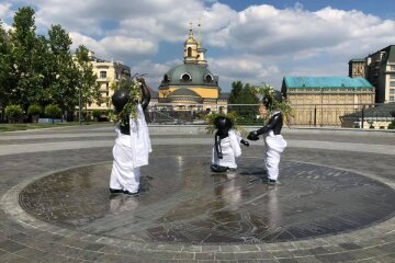 Малюків-засновників Києва прикрасили до свята Івана Купала (фото)