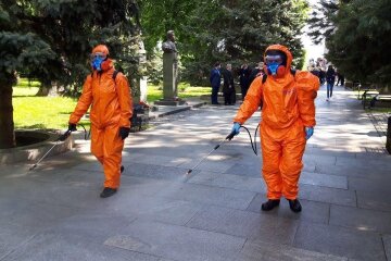 У Парку Слави ветерани поклали квіти, а рятувальники їх продезінфікували