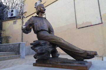 На київському Андріївському узвозі несподівано для всіх з’явився пам’ятник Гоголю