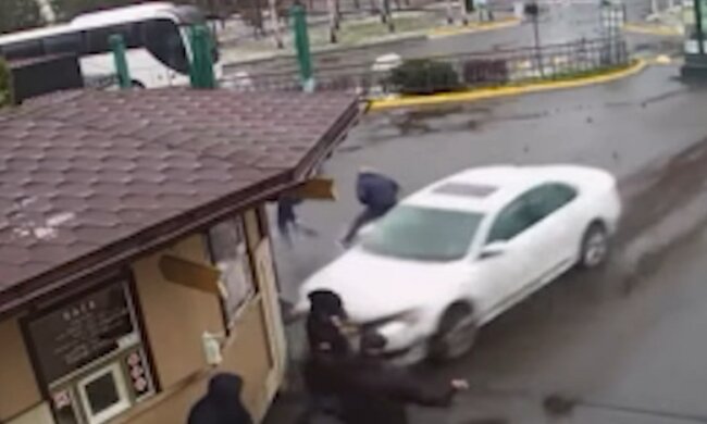 Ворота Межигір’я протаранило авто іноземця (відео)