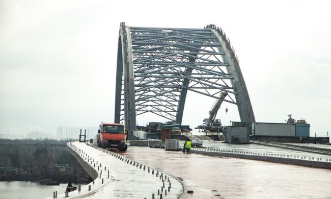 Через сильний вітер впала частина Подільського мосту: жертв немає