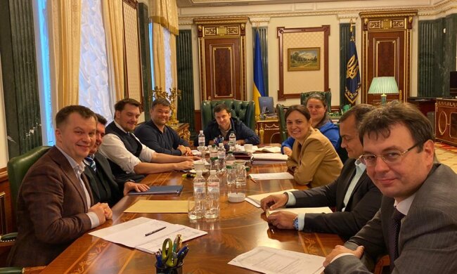 Зеленьский дав завдання скоротити витрати на чиновників на 10%