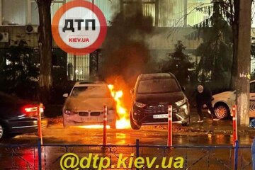 У центрі Києва підпалили елітне авто: поліція перекрила рух
