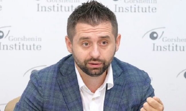 Збираються жити разом із солдатами: Слуги їдуть на Донбас (відео)