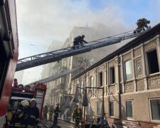 При гасінні пожежі в київському ресторані довелося розбивати дах ломом