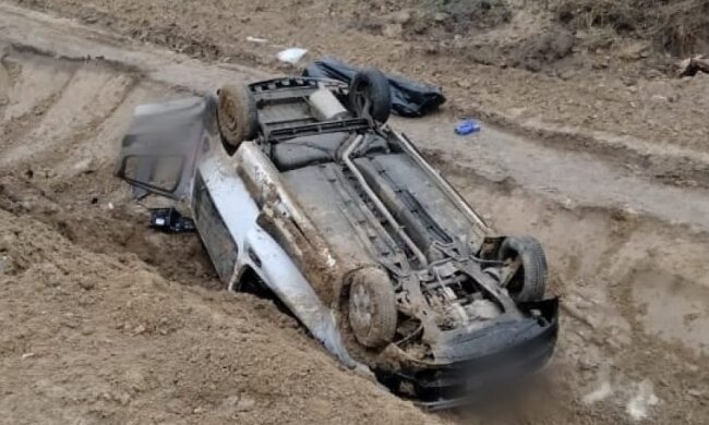 Смертельна ДТП під Києвом: іномарку перекинуло на дах