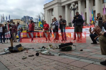 Безглузде залізо знищує малий бізнес: під ВР підприємці трощать касові апарати (фото)