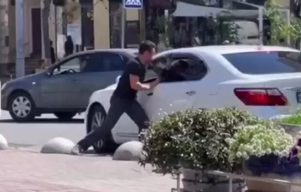 У Києві автомобіліст вдарив ножем водія евакуатора (відео)