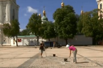 Комунальники та клінінг продовжують 4-й день поспіль мити Софійську площу: активістів та Alyona Alyona вже немає