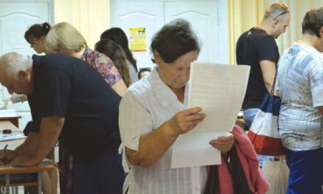 “Знаю я цих кандидатів. По місту їздять на джипах, а в село до народу на старому “Ланосі” прилітають”