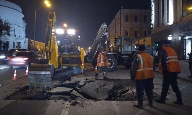 На Володимирській просів асфальт – прорвало трубопровід