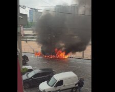 Біля Театру оперети спалахнула і вщент згоріла автівка (відео)