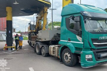 У столиці п’яний водій вантажівки протаранив АЗС