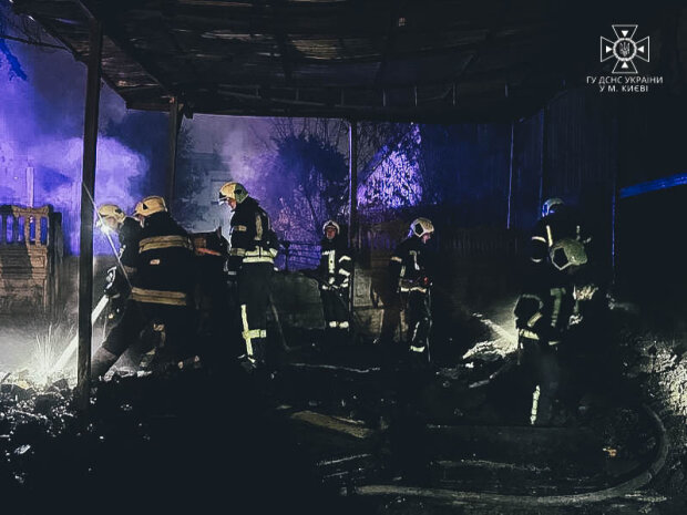 В Деснянському районі горіло сміття, яке спалило ще 3 автівки — ДСНС вгамували пожежу
