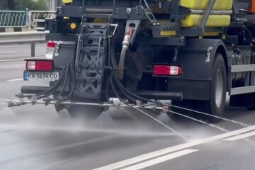 У Києві через спеку почали поливати дороги. Навіщо це роблять?