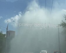 В Києві через пошкодження магістральної тепломережі утворився "фонтан"