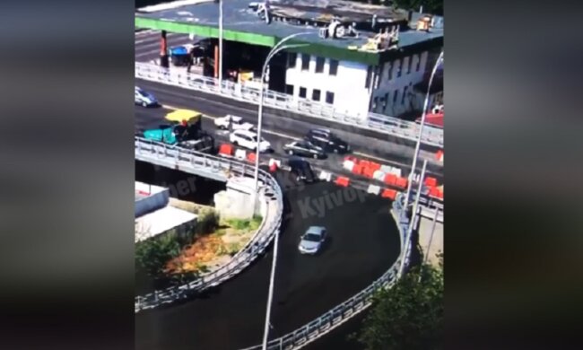 Ще не застиг: столичні водії проїхались свіжим асфальтом Шулявського мосту (відео)