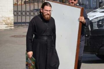 Правоохоронці звільнили забарикадованих вірян з "готельних комплексів" Києво-Печерської лаври
