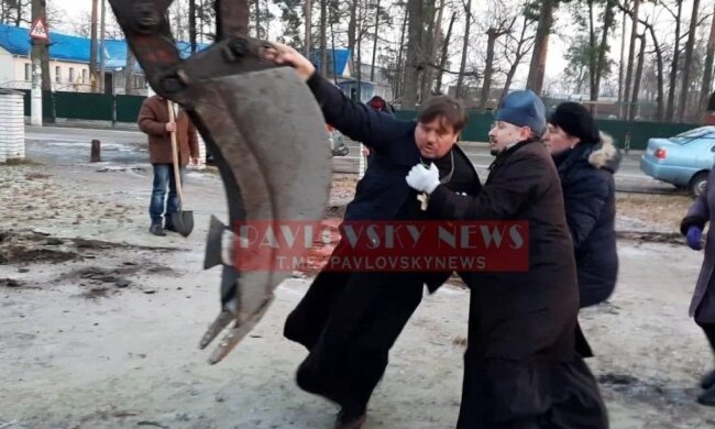 Священики УПЦ та ПЦУ влаштували бійку через будівництво храму під Києвом (відео)