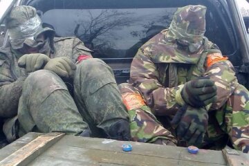 Бійці ЗСУ взяли в полон російських окупантів: ті плакали від щастя (відео)