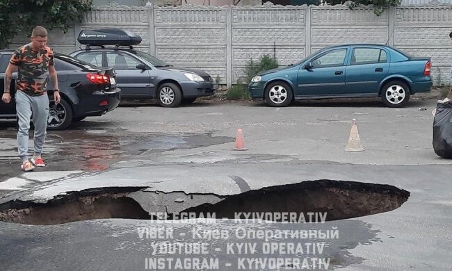 Асфальт провалився, вода бурлить: ЖК Київська Венеція виправдовує свою назву
