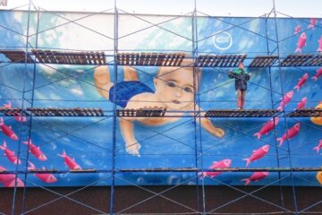 Хлопчик-рибка: у Києві з’явився новий мурал