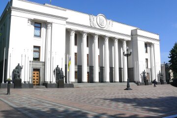 Будівлю Верховної Ради прикрасили колоритною рекламою (фото)