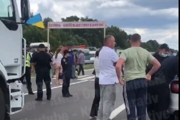 Трасу Київ-Одеса перекрили мітингувальники: утворився величезний затор (відео)