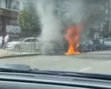 Біля Палацу Україна палають автівки (відео)