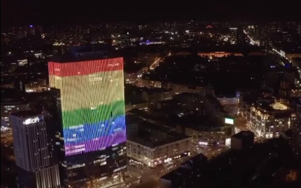 Великий ТРЦ у центрі Києва тиждень підсвічуватимуть прапором ЛГБТ (відео)