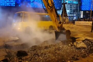 Повінь з окропу на Либідській: людей із ТЦ виносили на руках