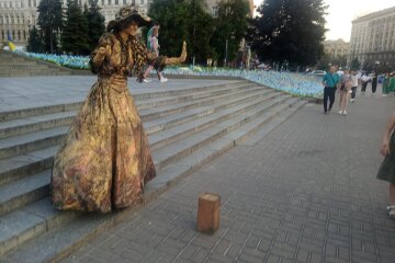 На Майдані Незалежності коло місця пам'яті відбулась вкрай обурлива історія