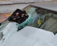 У Києві пробили скло герою паркування