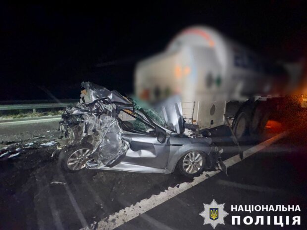 На Київщині легковий автомобіль зіткнувся з двома вантажівками