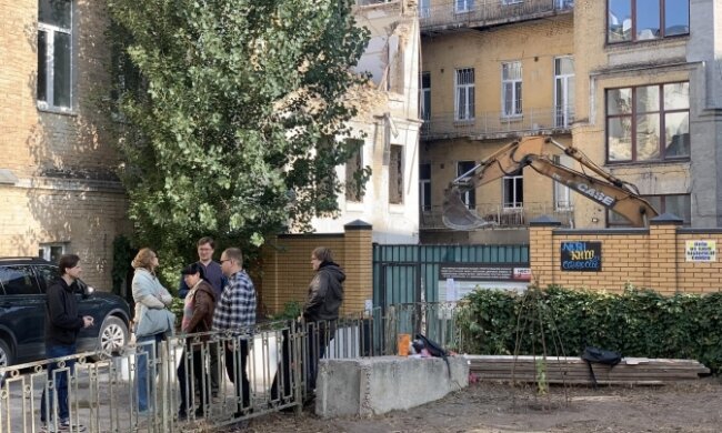 Вивозять цеглу зі зруйнованих стін — на місці зруйнованої пам'ятки на Рейтарській активісти перешкоджають забудовнику